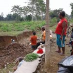 Warga Desa Pojok Gotong Royong Tanggulangi Dampak Hujan Deras